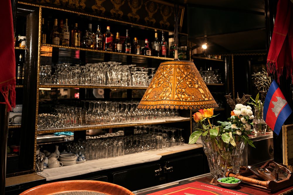 Goldene Lampe an der Bar, daneben die kambodschanische Flagge