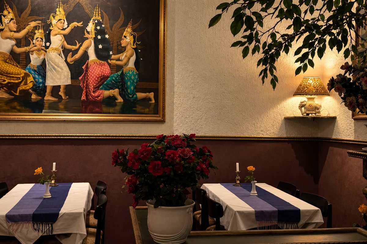 Sitznische unter einem Gemälde mit Apsara-Tänzerinnen